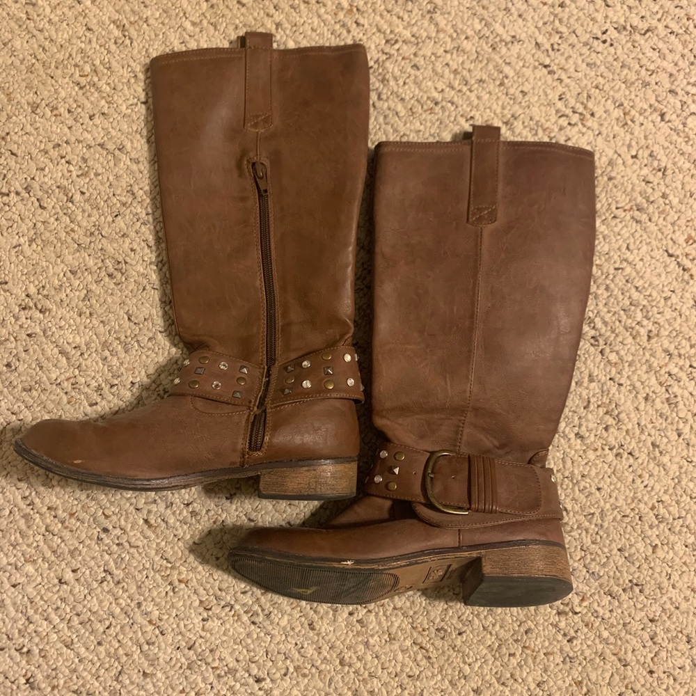 Girls leather brown boots with stones and buckle